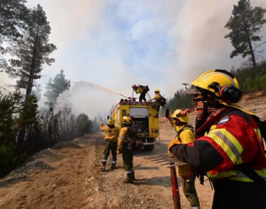 Incendio forestal en zona turística de Chubut arrasó con viviendas y vehículos