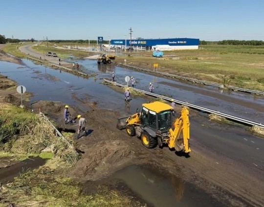 Un desborde cloacal provocó la rotura del asfalto y un caos vehicular en el ingreso a Pinamar