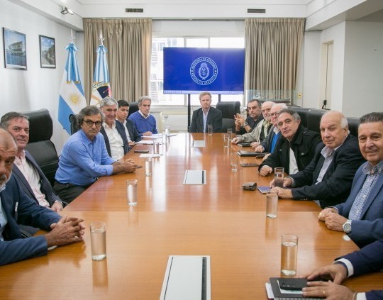 Acuerdo entre las empresas de colectivos y el Gobierno: Prometen reducir las demoras